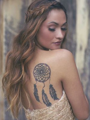  Tatouage attrape rêve en dessous de l'épaule